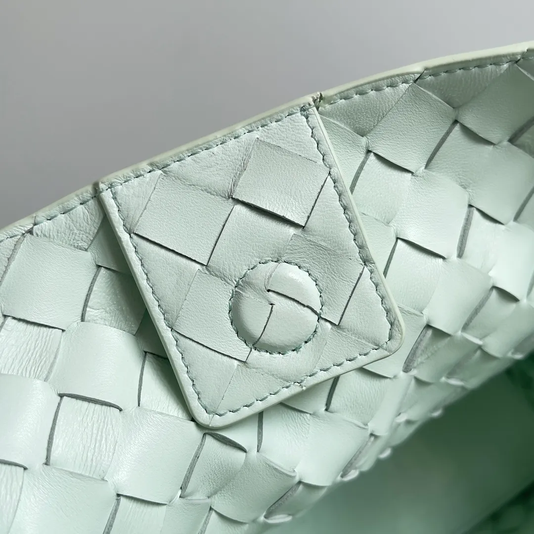 The 2023 new Andiamo batch of 2260 BV has been shipped‼ ️Really popular🔥The new Andiamo woven handbag launched by Bottega Veneta this season is really popular all over the world! ! Celebrities at home and abroad have worn it, and Oscar-winning actress Michelle Yeoh has taken it out on the street. Song Jia, Trai Yara, Yu Feihong, Sanji Ayaka, Rosie Hunting-Whiteley, Yoshioka Riho, etc. have all picked up this bag. It is classic and versatile, showing off its temperament, and the bag capacity is also large, which is very convenient for daily commuting! ! A variety of carrying methods, the shoulder straps can be adjusted by yourself, the original lambskin feels soft and delicate, and the unisex style breaks the gender boundaries and brings a more practical and long-lasting use experience. Andiamo, which has both elegant and casual styles, perfectly interprets the true appearance of "fashionable old money style". Style number: 743572 Size: 32*24*12